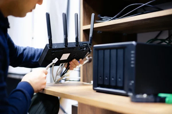 Router-configuracion-instalacion-cableado-de-red-storage-intratecno.webp