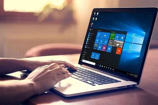 hombre-usando-laptop-con-windows-10-instalacion-de-software.webp